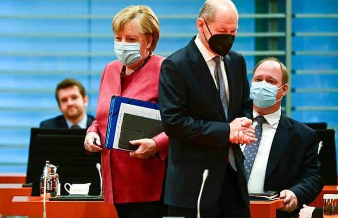 Angela Merkel y Olaf Scholz / Foto: AP