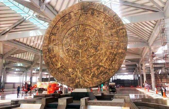 La Piedra del Sol que dará la bienvenida a los pasajeros / Foto: Cri Rodríguez, SinEmbargo.mx
