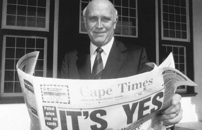 Frederik de Klerk muestra un periódico local con el resultado del referéndum que puso fin al apartheid / Foto: AP