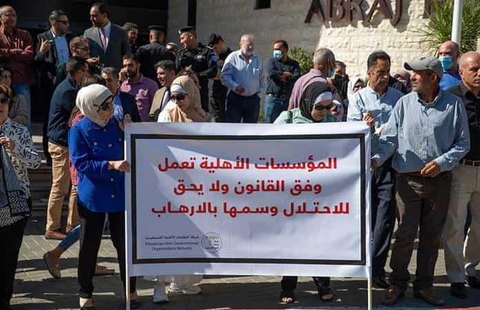 ONG palestinas protestan contra la decisión israelí de designarlas como terroristas / Foto: AP