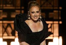 Adele se derrumba en el escenario tras experimentar un dolor