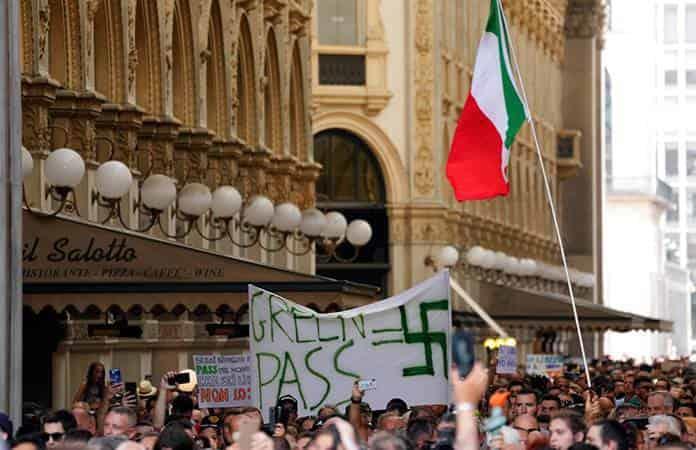 Manifestantes protestan contra el pase sanitario en Milán, Italia/ Foto: AP