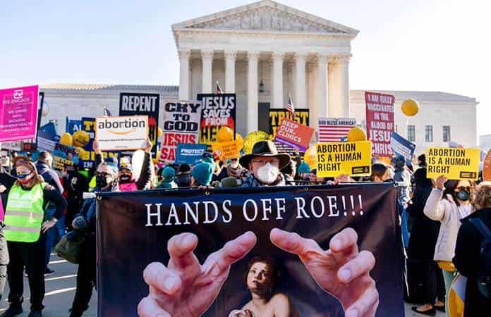 Manifestantes pro y contra del derecho al aborto protestan frente a la Corte Suprema de EEUU / Foto: AP