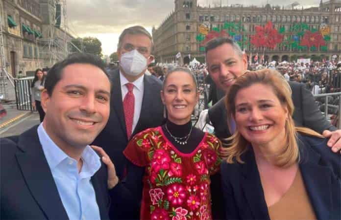 Vila Dosal difundió la fotografía en la que posa con Maru Campos, también del PAN; el Gobernador priista de Oaxaca, Alejandro Murat; la Jefa de Gobierno capitalina, Claudia Sheinbaum; y el Canciller Marcelo Ebrard.