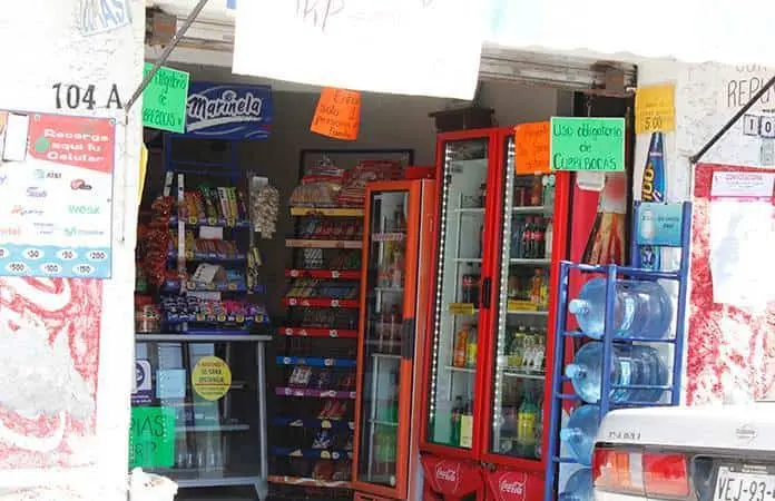 Dueños de tienditas protestan por impuesto a refrescos