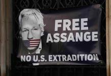 Assange pide a Carlos III que le visite en prisión, honor digno de un rey