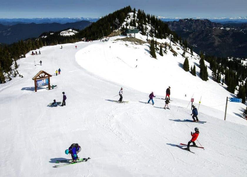 Foto de archivo de 2015 de esquiadores y practicantes de snowboard en el Crystal Mountain Resort en Washington (Bettina Hansen / The Seattle Times vía AP).
