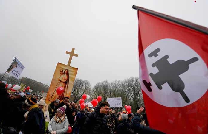 Protesta contra las restricciones por el covid en Utrecht, Países Bajos / Foto: AP