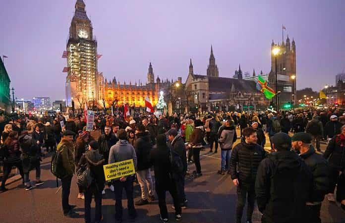 Opositores a la vacunación contra COVID-19 se manifiestan en Londres / Foto: AP