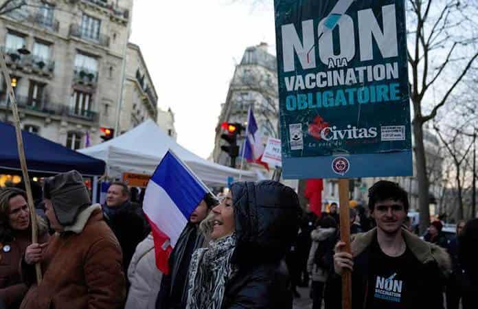 Unos 5.6 millones de adultos franceses no se han vacunado / Foto: AP