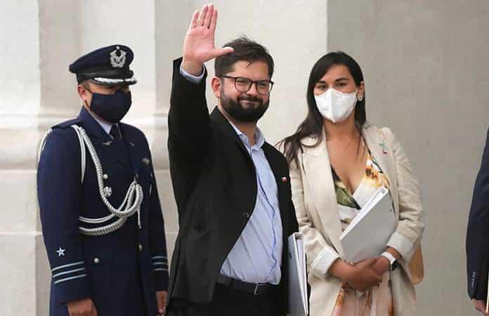 El presidente electro de Chile, Gabriel Boric, al llegar al palacio de La Moneda / Foto: EFE