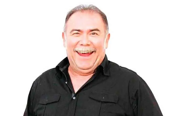Jesús Ochoa sufre caída en elevador durante función teatral