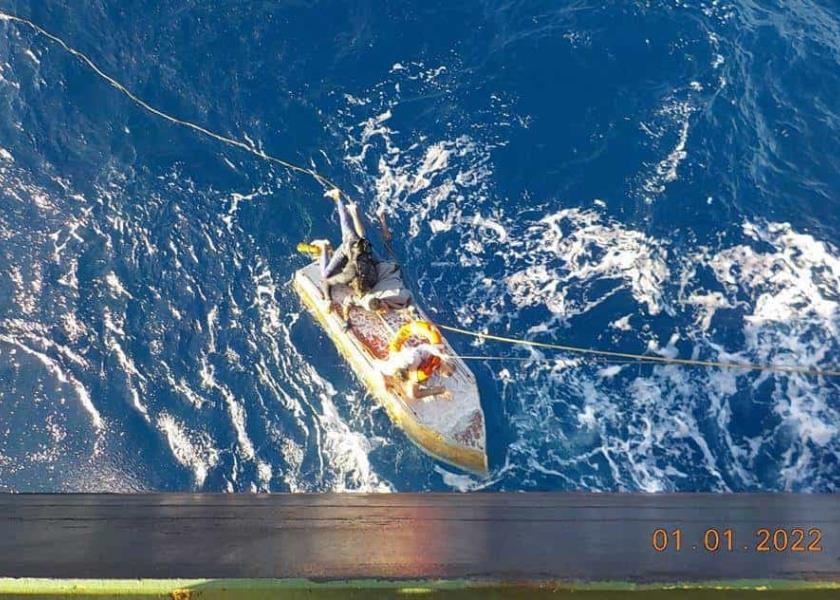 Fotografía de la Guardia Costera de Estados Unidos donde se muestra una embarcación precaria rescatada el 1 de enero de 2022 a unos 40 kilómetros al oeste de Boot Key, Florida (EFE/Guardia Costera de EEUU)