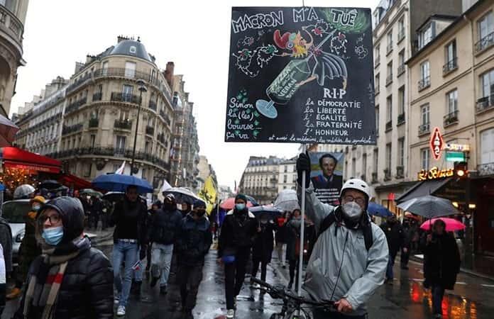 Antivacunas protestan en París contra las medidas para contener la pandemia / Foto: AP