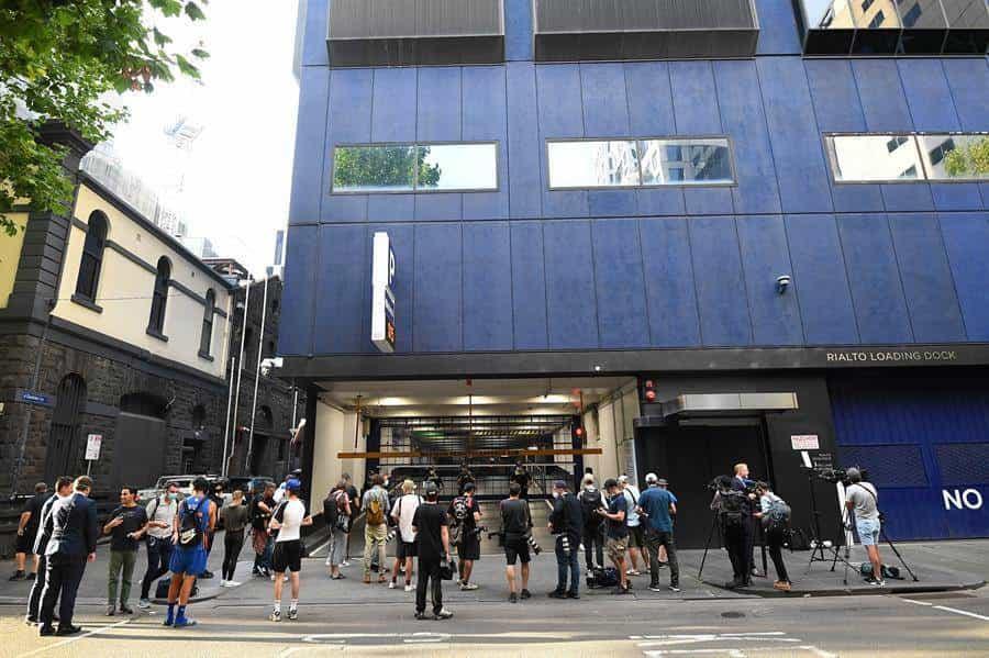 Medios de comunicación en el exterior de la oficina de abogado de Djokovic en Melbourne, Australia (EFE/EPA/JAMES ROSS).