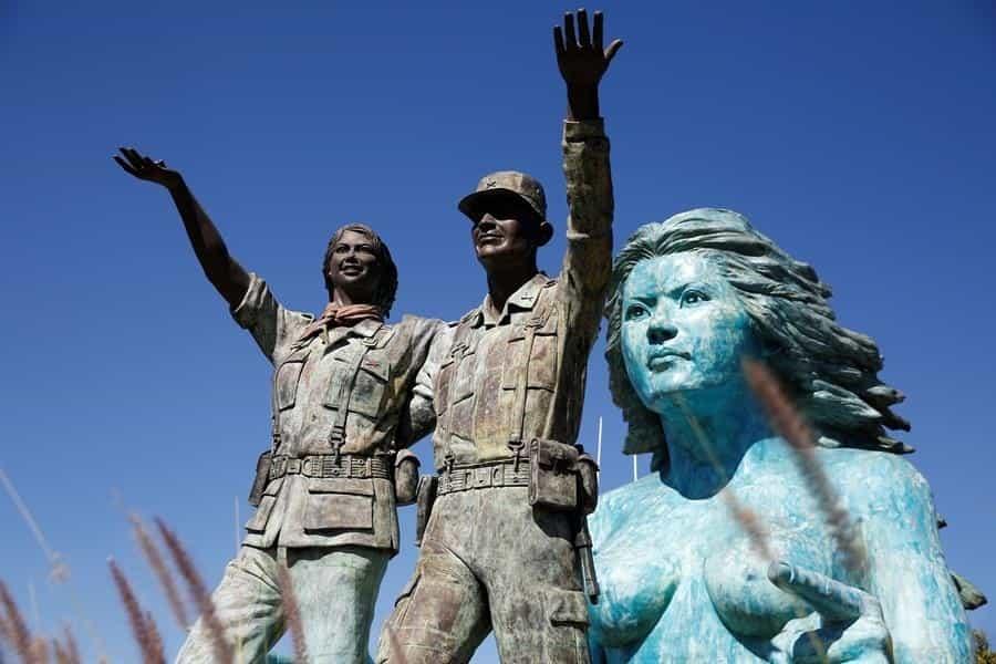 El Monumento a la Reconciliación representa a una guerrillera y a un soldado del ejército salvadoreño / Foto: EFE