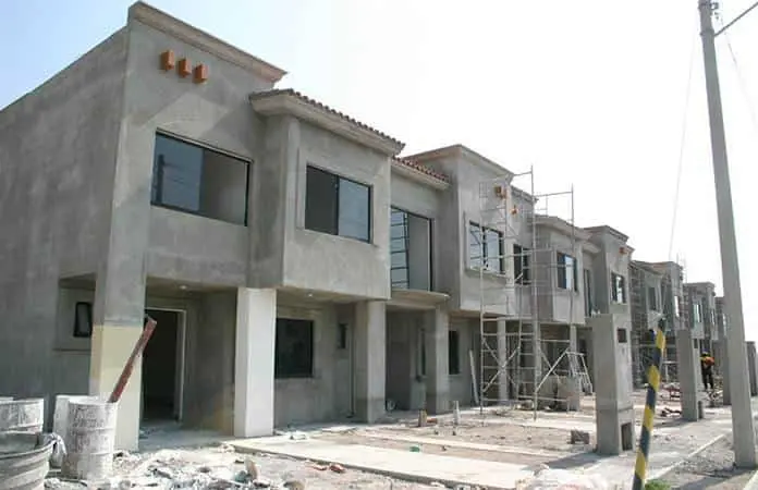 Infonavit acusa a empresarios de lucrar con vivienda deficiente
