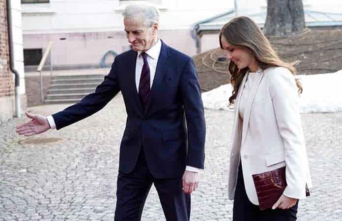 La princesa Ingrid Alexandra es recibida por el primer ministro noruego, Jonas Gahr Stoere /
