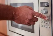 Por qué no debes meter utensilios metálicos en microondas Por qué no debes meter utensilios metálicos en microondas