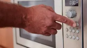 &iquest;Por qu&eacute; no calentar agua y leche en el microondas?