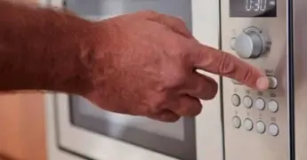 &iquest;Por qu&eacute; no calentar agua y leche en el microondas?