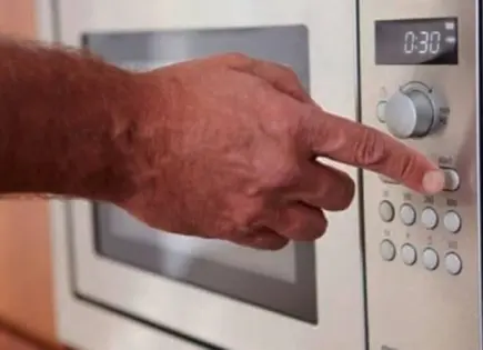 Por qué no debes meter utensilios metálicos en microondas