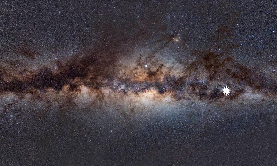 Esta imagen muestra la Vía Láctea vista desde la Tierra. El icono de estrella muestra la posición del misterioso transitorio repetitivo. Foto: EFE