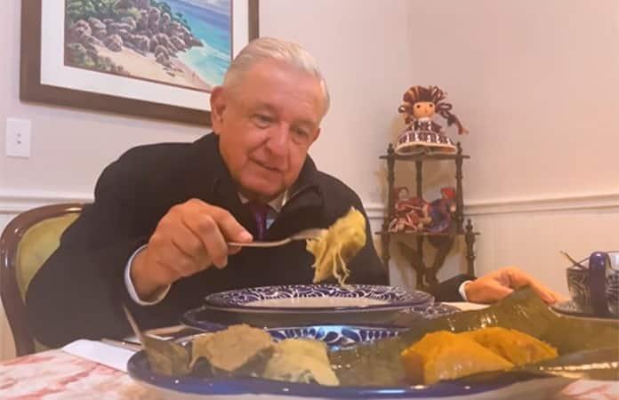 AMLO celebra Día de la Candelaria comiendo tamales tabasqueños (VIDEO)