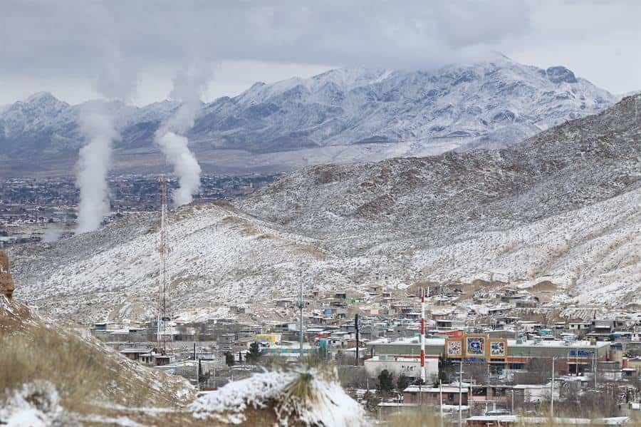 Foto de archivo de  la nieve sobre las montañas que rodean la colonia Lomas de Poleo en Ciudad Juárez, Chihuahua.