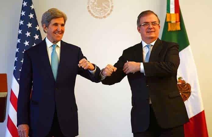 John Kerry y Marcelo Ebrard / Foto: APO