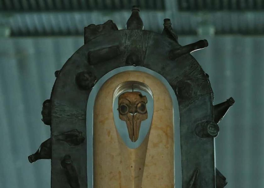 Fotografía de archivo de un altar hecho de material reciclado que contiene un cráneo de vaquita marina (AP Foto/Marco Ugarte)