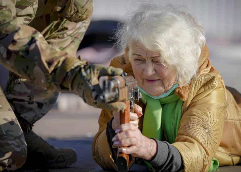 Valentyna Konstantynovska, de 79 años, sostiene un arma durante un entrenamiento de combate básico para civiles, organizado por la Unidad de Fuerzas Especiales Azov, de la Guardia Nacional de Ucrania, el domingo 13 de febrero de 2022 en Mariupol, Ucrania (Foto AP/Vadim Ghirda).