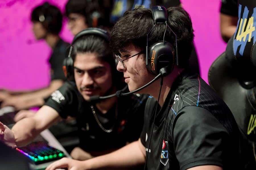 Fotografía que muestra a jugadores del equipo Rainbow7 mientras disputan el torneo Apertura 2022 de la Liga Latinoamérica de League of Legends (EFE/ Riot Games).