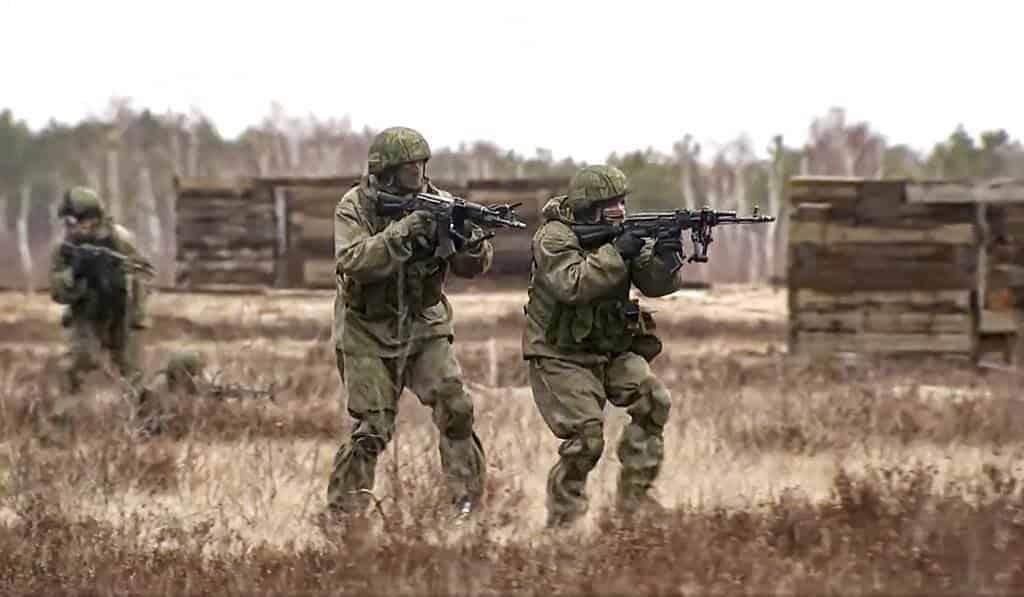 Foto de soldados practicando en el campo de entrenamiento Obuz-Lesnovsky en Bielorrusia (Servicio de Prensa del Ministerio de Defensa de Rusia/AP)