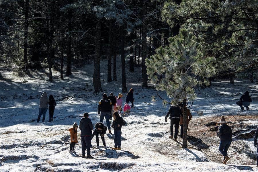 Foto de archivo de familias en los Oyameles, en la sierra del municipio de Arteaga, Coahuila (EFE/Miguel Sierra)