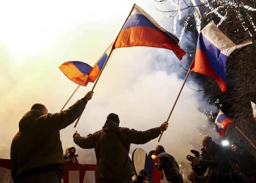 Gente celebra ondeando banderas rusas en el centro de Donetsk / Foto: AP