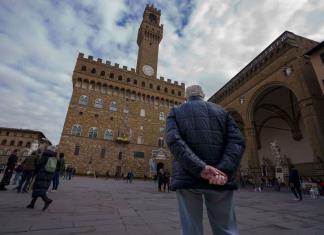 Turista alemán causa daños por 5,000 euros al subirse a la estatua de Neptuno en Florencia