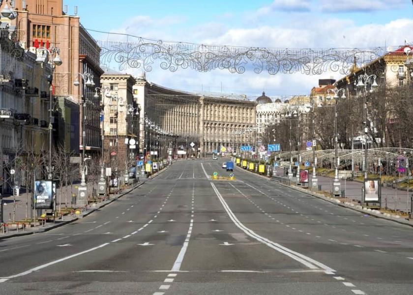 Foto de la calle principal de kiev durante el toque de queda (AP).