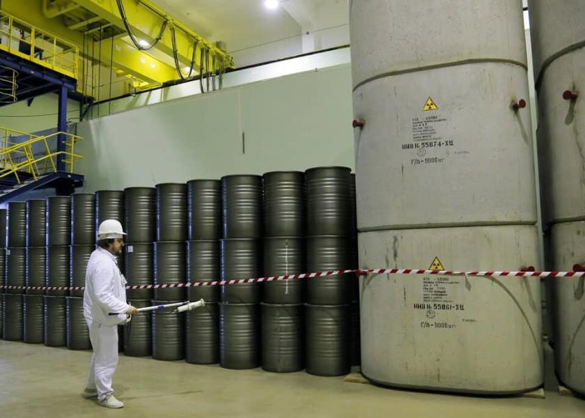Foto de archivo de un trabajador que mide los niveles de radiación en barriles en una zona de almacenaje de desecho nuclear en la central nuclear de Chernóbil, en Ucrania (AP Foto/Efrem Lukatsky).
