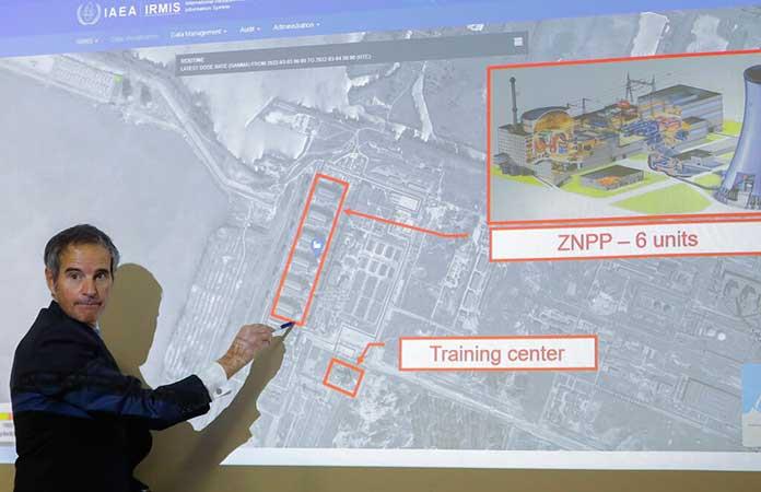 El jefe de la agencia atómica de la ONU, Rafael Grossi, explica los alcances del ataque a la central de Zaporiyia / Foto: AP