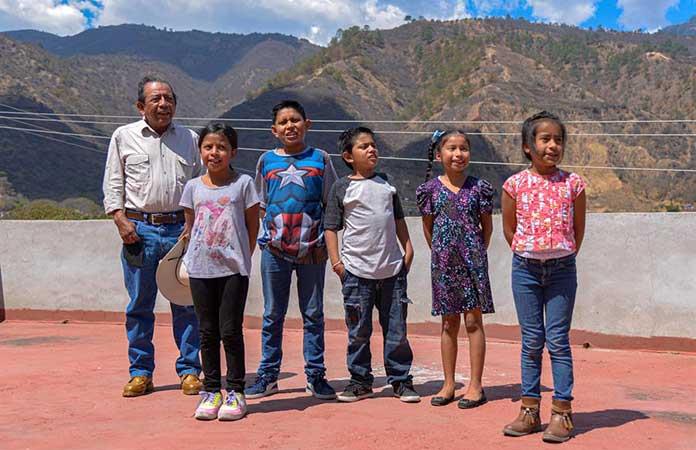 Teodoso Ortiz  Ramírez, traductor y maestro de mochó con sus alumnos en Motozintla, Chiapas / Foto: EFE