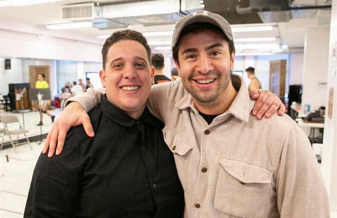 Tony Valdovinos y el actor Sean Ewing, quien lo interpreta en el musical / Foto: EFE