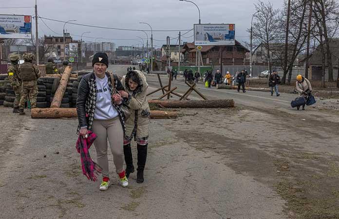 Residentes abandonan la ciudad de Irpin, en la región de Kiev / Foto: EFE