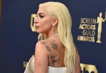 Reviven video del Dalái Lama toqueteando a Lady Gaga tras polémica