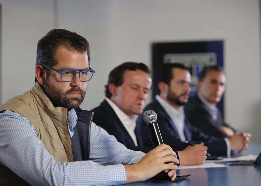 Conferencia de prensa del presidente corporativo del Querétaro, Gabriel Solares (lentes); Mikel Arriola, presidente de la Liga MX; Iñigo Riestra, secretario general de la Femexfut y Adolfo Ríos, director general de los Gallos.