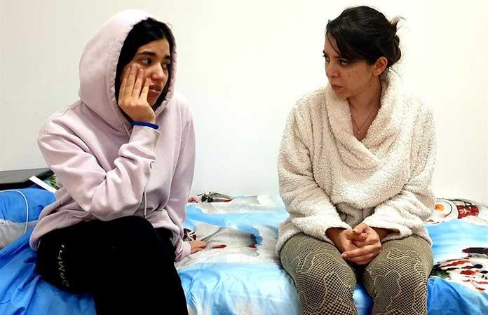 Laila y Aya, estudiantes iraníes que llegaron a Polonia escapando de la guerra en Ucrania / Foto: EFE