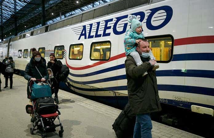 Viajeros baja del tren que llegó de San Petersburgo, Rusia, a Helsinki, Finlandia / Foto: AP