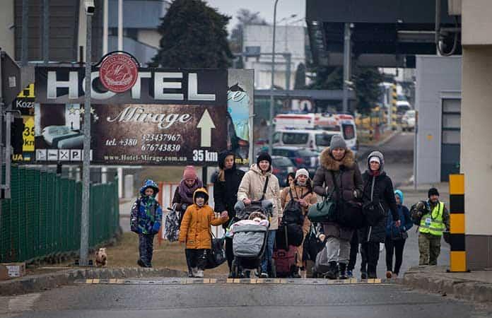 Refugiados que huyen de Ucrania llegan al cruce fronterizo en Medyka, Polonia / Foto: AP