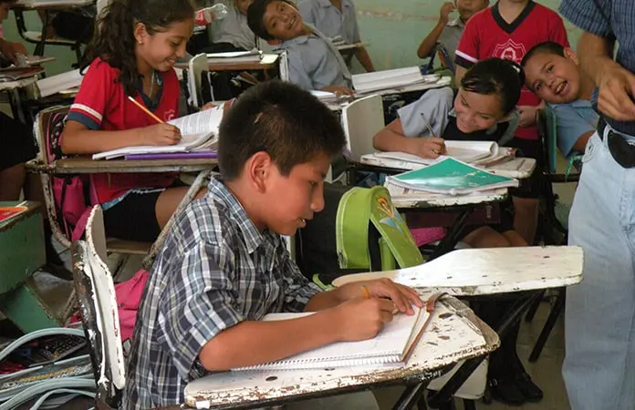 Miles de estudiantes regresan a las aulas en México