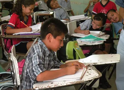 Miles de estudiantes regresan a las aulas en México